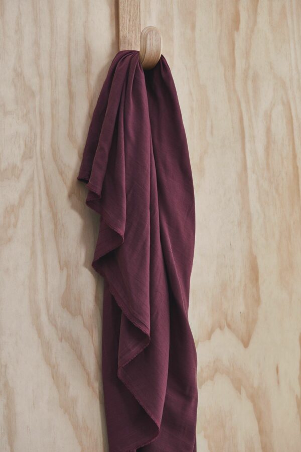 TENCEL™ Crispy Crepe // Meet Milk // Maroon – Bild 2